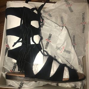 Shoes - Minnetonka Gladiator Sandal Black size 8